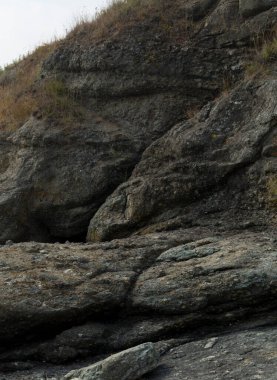 Karadeniz kıyısı. Donmuş volkanik lavların oluşturduğu bir deniz kıyısı. Tektonik kayalar.