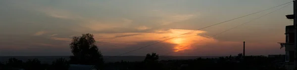 日没の風景 悲劇的な暗い空 パノラマ クリムゾン夕暮れ — ストック写真
