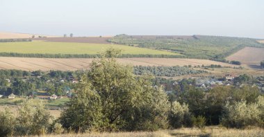 Moldova 'nın kuzey bölgelerinin manzaraları. Doğalı bir pastoral manzara. Moldova köyleri, evleri ve sokakları. 