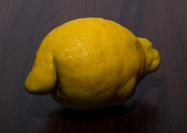 Masada buruşuk bir limon. Selülit cildi kavramı.