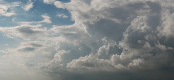 Панорама Величественные Грозовые Облака Трагическое Мрачное Небо Кумулятивная Облачность Голубом — стоковое фото