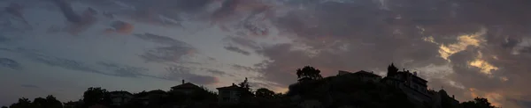 Bunter Sonnenuntergang Über Der Bulgarischen Stadt Balchik Cumuluswolken Einer Rot — Stockfoto