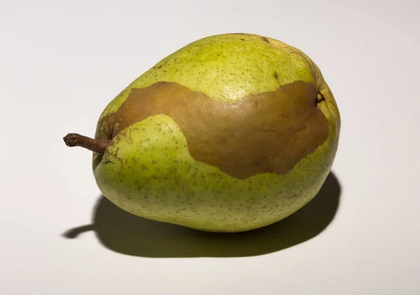 Grüne Birne Auf Weißem Hintergrund Pigmentierung Auf Der Frucht Konzeptionelle — Stockfoto