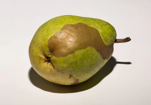 Beyaz Arka Planda Yeşil Armut Meyvede Pigmentasyon Vitiligo Kavramsal Derneği — Stok fotoğraf