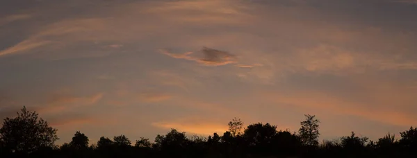 Wieczorny Zachód Słońca Panoramę Fioletowe Chmury Tragiczne Ponure Niebo — Zdjęcie stockowe
