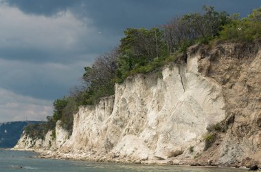 Bulgaristan. Karadeniz kıyısı. Pelerin, tortulu kayalar, sahil şeridi. Fırtınadan önce. 