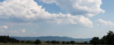Güney Avrupa'nın panoramik arazisi. Bulgaristan-dağlar, tarlalar, flora peyzaj.
