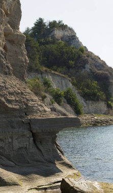 Bulgaristan. Karadeniz kıyısı. Pelerin, tortulu kayalar, kıyı şeridi..