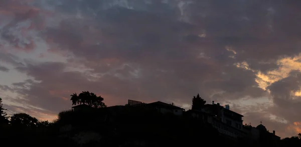 Pôr Sol Colorido Sobre Cidade Búlgara Balchik Nuvens Cúmulos Numa — Fotografia de Stock