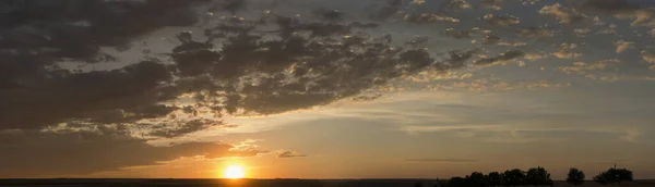 Krajobraz Krwawym Zachodem Słońca Panoramę Tragiczne Ponure Niebo Ostatnie Przebłyski — Zdjęcie stockowe