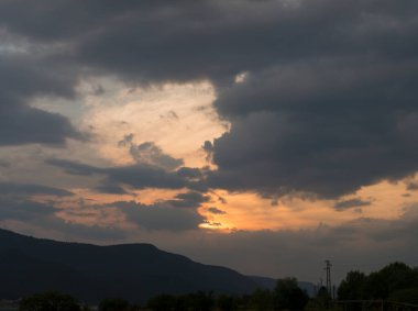 Dospat Barajı yakınlarındaki Batı Rodop Dağları 'nda yer alan Sarnitsa kasabasında gün batımı.