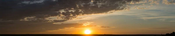Пейзаж Кровавым Закатом Панорама Трагическое Мрачное Небо Последние Вспышки Солнца — стоковое фото