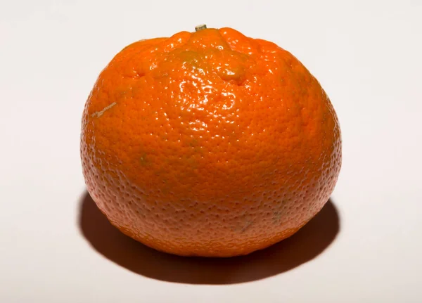 みかん Citrus Reticata みかんの一種で 小さな柑橘類の木の実です 白地だ セルライト皮膚との関連 — ストック写真