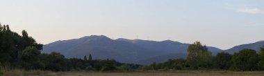 Güney Avrupa'nın panoramik arazisi. Bulgaristan-dağlar, tarlalar, flora peyzaj.