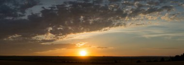 Kanlı gün batımı manzarası. Panorama. Trajik kasvetli gökyüzü. Fırtınanın bulutları üzerindeki güneşin son ışıkları..