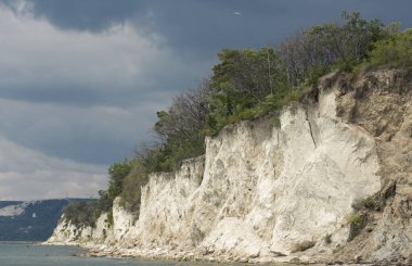 Bulgaristan. Karadeniz kıyısı. Pelerin, tortulu kayalar, sahil şeridi. Fırtınadan önce. 