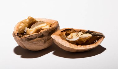 Cevizler yuvarlaktır, ceviz ağacının tek tohumlu taş meyveleri. Ceviz kırıyorum..