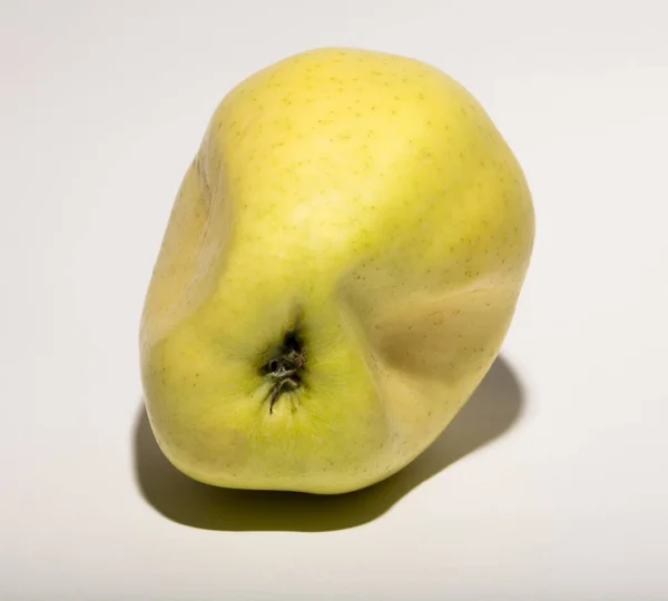 Hässlich Mutierter Apfel Die Frucht Ist Gelb Auf Weißem Hintergrund — Stockfoto