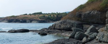 Karadeniz kıyısı. Donmuş volkanik lavların oluşturduğu bir deniz kıyısı. Tektonik kayalar.