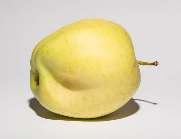 Brzydkie Zmutowane Jabłko Owoc Jest Żółty Białym Tle — Zdjęcie stockowe