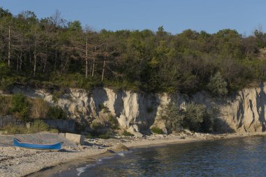 Bulgaristan 'da tatil köyleri. Karadeniz kıyısı. Pelerin, tortulu kayalar, kıyı şeridi..