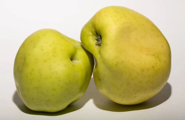Ošklivá Zmutovaná Jablka Plody Jsou Žluté Bílém Pozadí Vztah Mezi — Stock fotografie