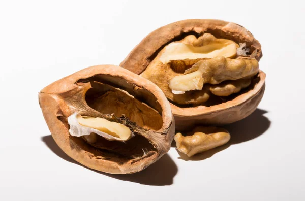 Ořechy Jsou Kulaté Jedlé Peckoviny Ořechového Stromu Prasknutí Oříšku — Stock fotografie
