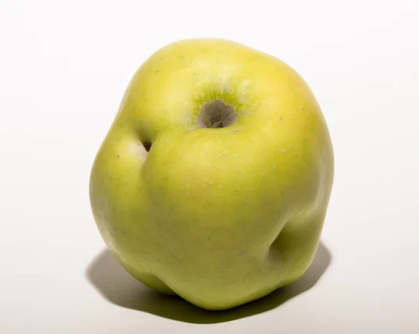 Άσχημο Μεταλλαγμένο Μήλο Καρπός Είναι Κίτρινος Λευκό Φόντο — Φωτογραφία Αρχείου