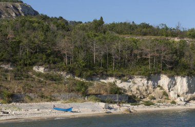 Balchik, Dobrich Eyaleti, Bulgaristan, 03.08.2022. Bulgaristan 'da tatil köyleri. Kiten, Burgaz Eyaleti, Bulgaristan. Karadeniz kıyısı, tortul kayalardan yapılmıştır..