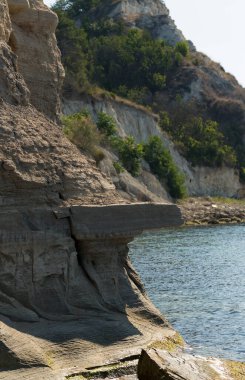 Bulgaristan. Karadeniz kıyısı. Pelerin, tortulu kayalar, kıyı şeridi..