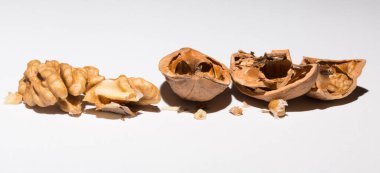 Cevizler yuvarlaktır, ceviz ağacının tek tohumlu taş meyveleri. Ceviz kırıyorum..