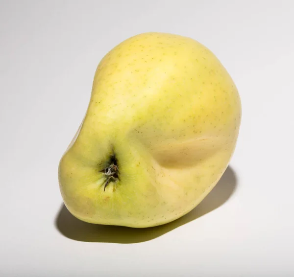 Ošklivé Zmutované Jablko Ovoce Žluté Bílém Pozadí — Stock fotografie