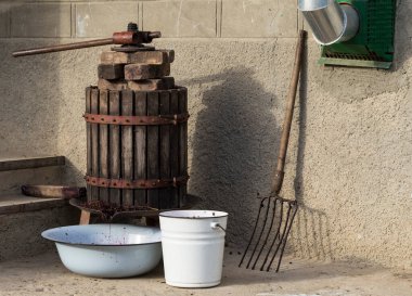 Şarap yapımı. Sıkıcı, şarabı sıkmak için kullanılır. Meyve suyu toplamak için tabaklar. Moldova 'da şarap üretim teknolojisi. Üzüm işlemenin eski halk geleneği.