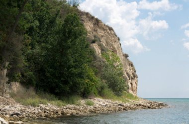 Bulgaristan. Karadeniz kıyısı. Pelerin, tortulu kayalar, kıyı şeridi..