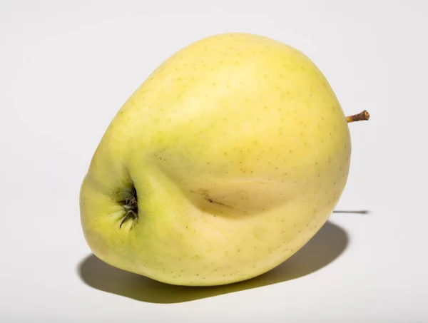 Ošklivé Zmutované Jablko Ovoce Žluté Bílém Pozadí — Stock fotografie