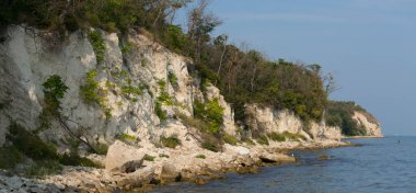 Bulgaristan 'da tatil köyleri. Karadeniz kıyısı. Pelerin, tortulu kayalar, kıyı şeridi..