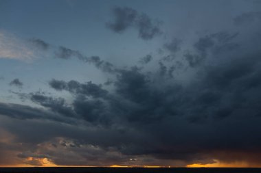 Gün batımında manzara. Köye bir fırtına yaklaşıyor. Trajik kasvetli gökyüzü. Panorama.