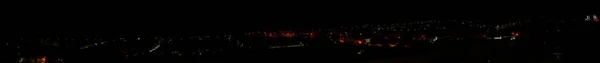 Gece Şehri Evlerin Pencereleri Fenerlerle Aydınlatılmış Sokaklar Panoramik Görünüm — Stok fotoğraf