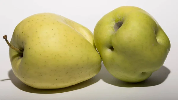 醜い変異リンゴ 果実は白い背景に黄色です 二つの対象の関係 親密さの概念 — ストック写真