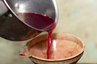 Şarap yapımı. Taze üzüm suyu huniden bir fıçıya dökülür. Evi hasat et. Moldova 'da şarap üretim teknolojisi. 