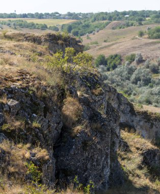 Toltry, Tovtry - Kuzey Moldova 'da Prut üzerinde uzanan dağlık kireçtaşı sırtı.