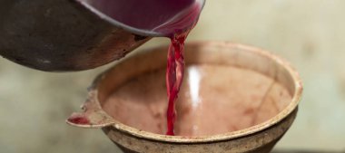 Şarap yapımı. Taze üzüm suyu huniden bir fıçıya dökülür. Evi hasat et. Moldova 'da şarap üretim teknolojisi. 