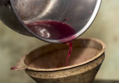 Şarap yapımı. Taze üzüm suyu huniden bir fıçıya dökülür. Evi hasat et. Moldova 'da şarap üretim teknolojisi. 