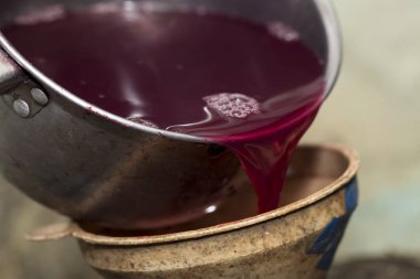 Şarap yapımı. Taze üzüm suyu huniden bir fıçıya dökülür. Evi hasat et. Moldova 'da şarap üretim teknolojisi. 