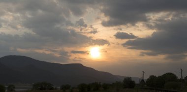 Dospat Barajı yakınlarındaki Batı Rodop Dağları 'nda yer alan Sarnitsa kasabasında gün batımı.