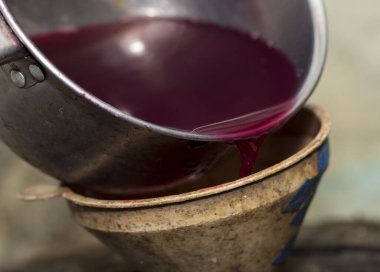 Şarap yapımı. Taze üzüm suyu huniden bir fıçıya dökülür. Evi hasat et. Moldova 'da şarap üretim teknolojisi. 