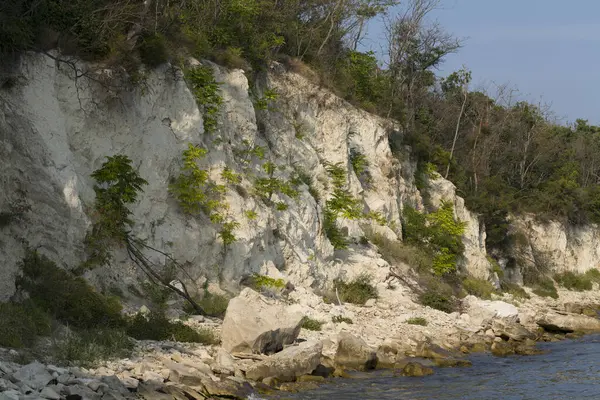 Karadeniz kıyısı. Pelerin, tortulu kayalar, kıyı şeridi..