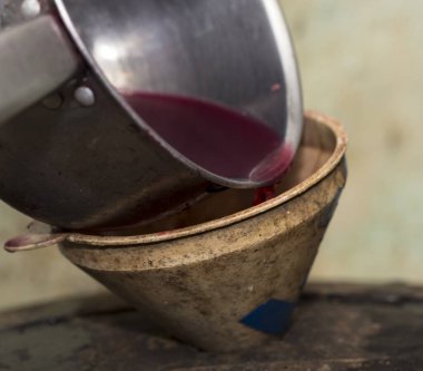 Şarap yapımı. Taze üzüm suyu huniden bir fıçıya dökülür. Evi hasat et. Moldova 'da şarap üretim teknolojisi. 