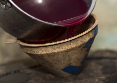 Şarap yapımı. Taze üzüm suyu huniden bir fıçıya dökülür. Evi hasat et. Moldova 'da şarap üretim teknolojisi. 