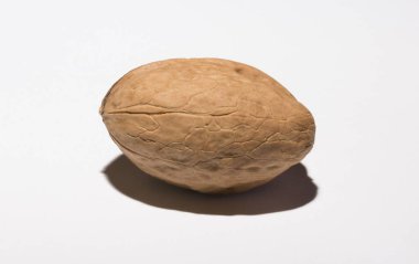 Cevizler yuvarlaktır, ceviz ağacının tek tohumlu taş meyveleri..